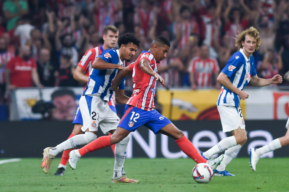 曼联欲引进加拉格尔或埃德松，争夺中场球员，冬季转会窗或成关键。