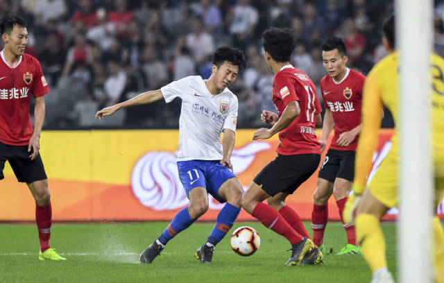 马刺半场4人得分上双，命中11记三分领先鹈鹕20分