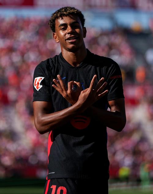 齐达内访华与樊振东互动，展现球技，赞其乒乓球成就，两人友好交流，共话皇马。