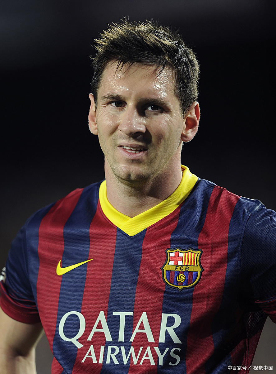 后卫破门后激情亲吻队徽，引球迷共鸣