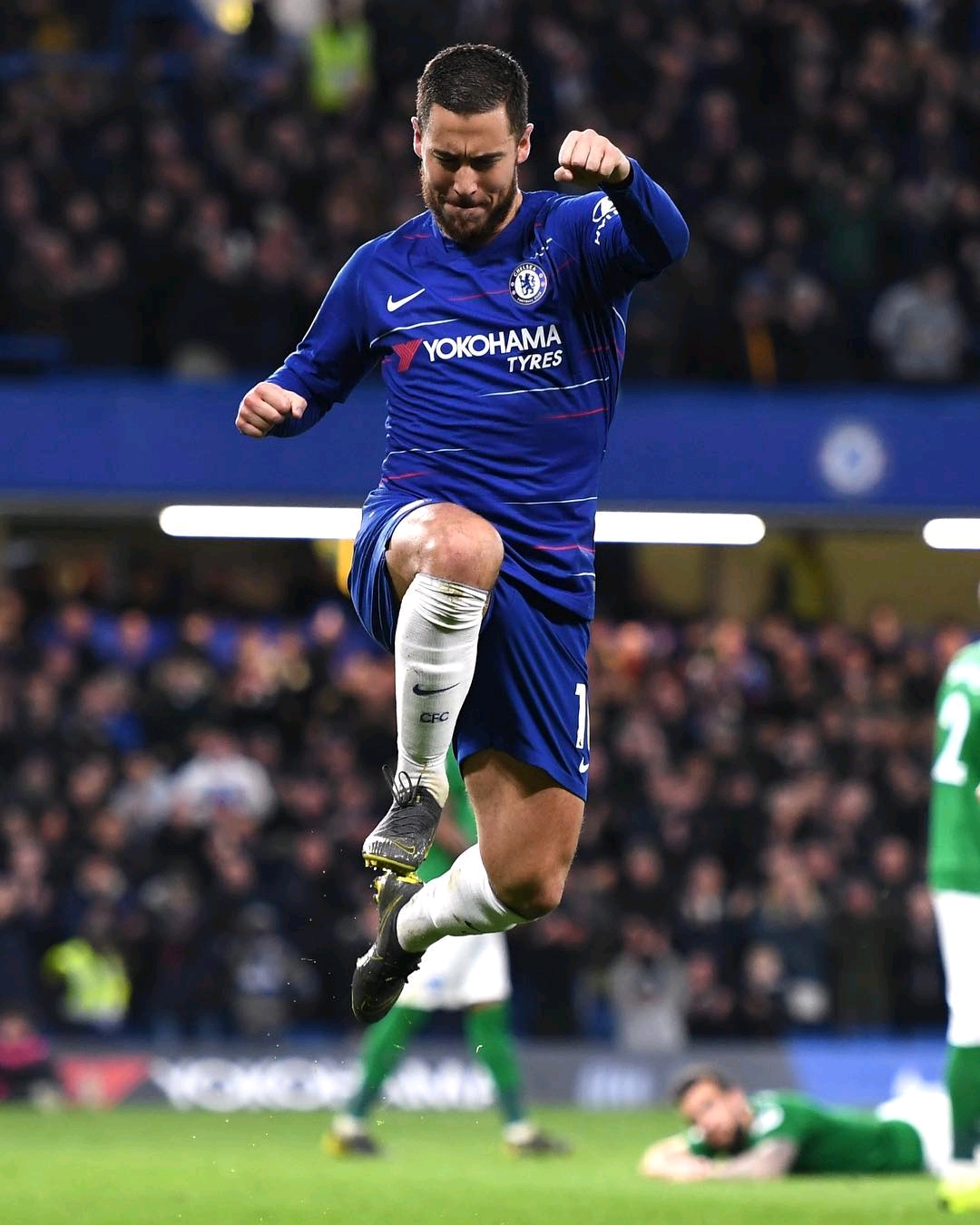 球星带球突破造成杀伤，全场欢呼